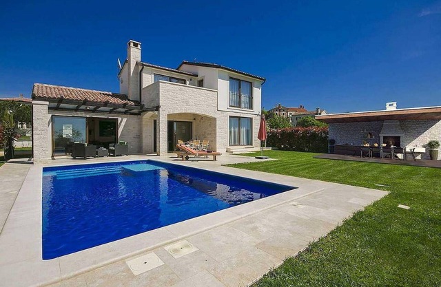 Beautiful home in Visnjan with WiFi