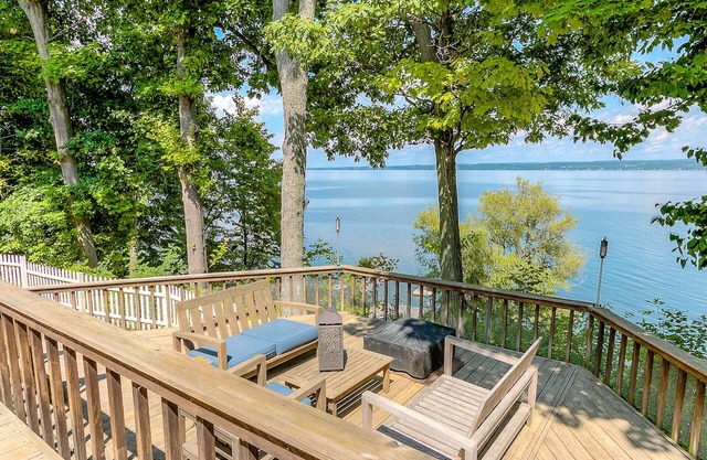 Beautiful Home On The Lake Great For Families & Walking Distance to Winery
