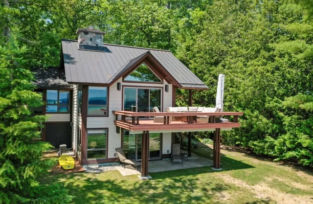 Beautiful Home w/2 fireplaces, Deck, and 75ft of Private Higgins Lake Frontage