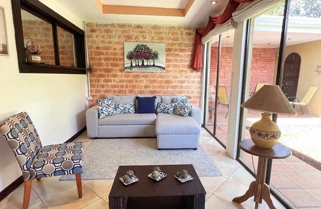 Beautiful home w/backyard, AC - close to airport