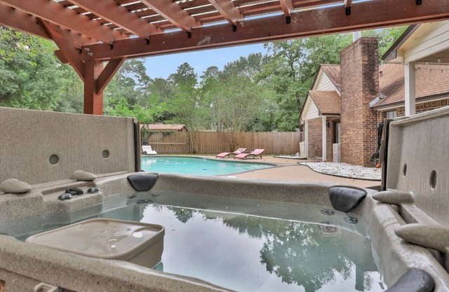 Beautiful Home w/Pool & Separate Guesthouse on 6 Acres