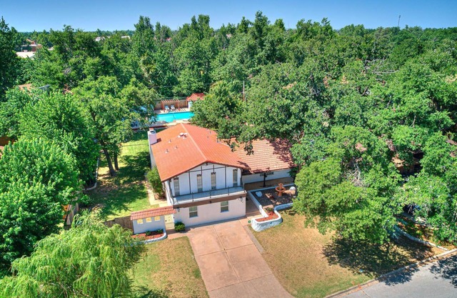Beautiful home with large outdoor pool and hot tub. Large beautiful backyard