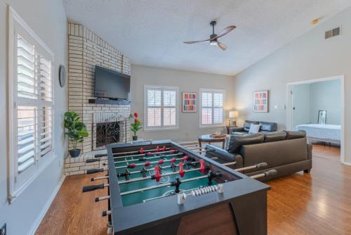 Beautiful Home With Pool, Games & Covered Patio