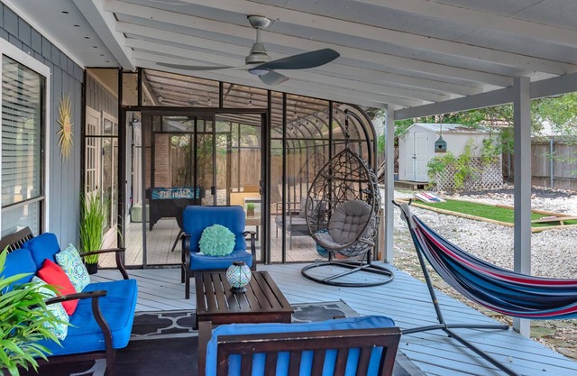 Beautiful House with Sunroom, Game room, Yard & BBQ