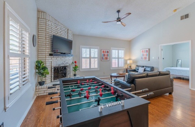 Beautiful House with Pool, Games & Relaxing Covered Patio