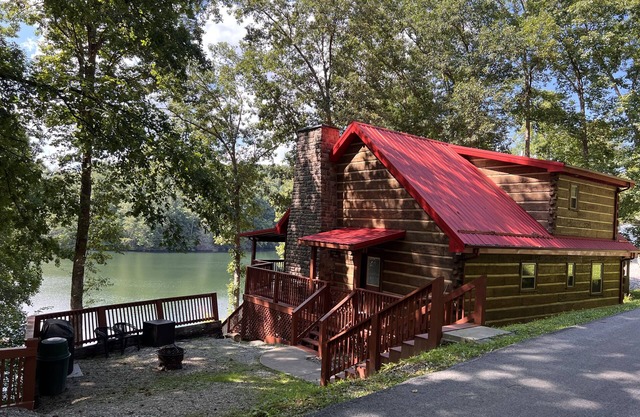 Beautiful Lake Front Cabin with Private Dock