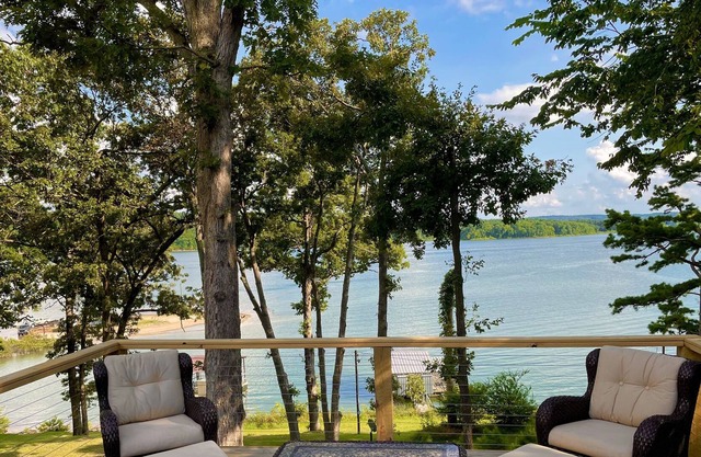 Beautiful Lake Front Getaway