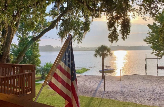 Beautiful Lake House house in charming Pomona Park with WiFi, AC
