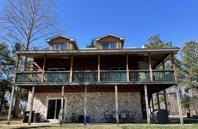 Beautiful Lake View Log Cabin Lake Anna VA with Private Dock