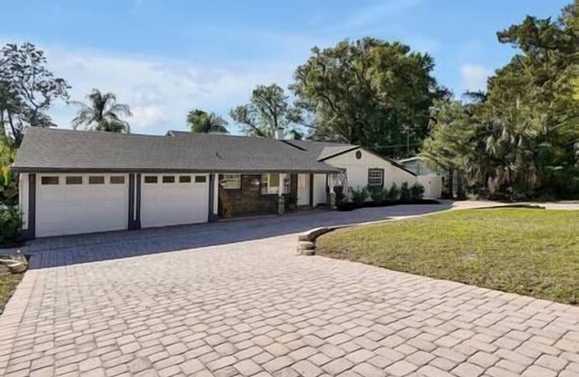 Beautiful Lakefront Gem ~ Pool ~ Fishing ~ 5 Star Location