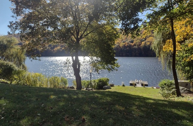 Beautiful Lakefront Retreat with Private Dockn