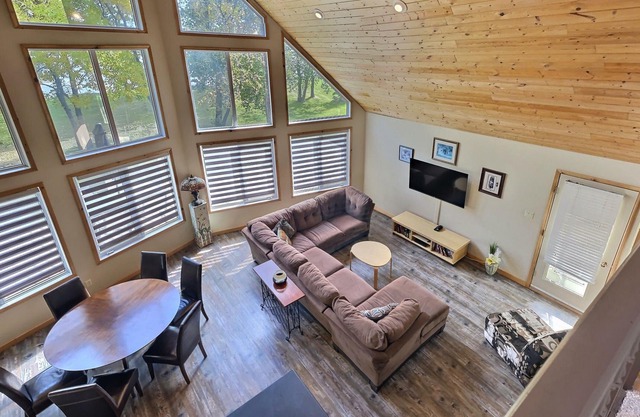 Beautiful Lakefront "A" Frame With Hot Tub, 2 for 3 Nights Jan/Feb Weekends!
