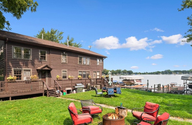 Beautiful Lakefront Cottage with boat slip on the Chain of Lakes!