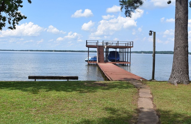 Beautiful Lakefront Getaway on Cedar Creek Lake