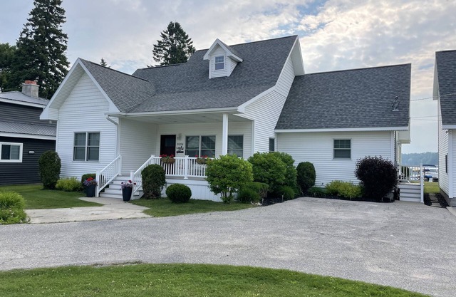 Beautiful Lakefront Home- Crooked Lk-Petoskey/Harbor Springs/Nubs- boat/bike/ski