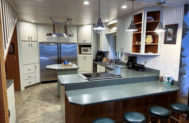 Beautiful Lakeside Property Perfect for Any Season: The Boathouse