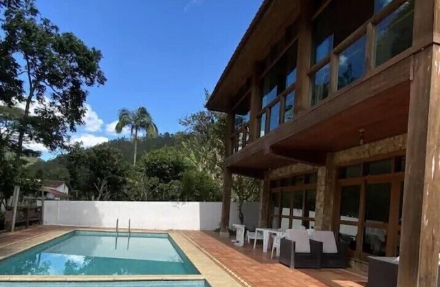 Beautiful large house, with swimming pool and garden, in the middle of the exuberant nature of the Serra!