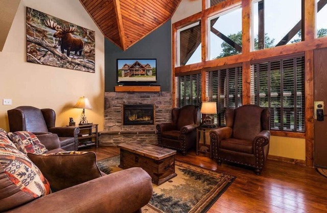 BEAUTIFUL LODGE with 7 Master Suites! By Pool!