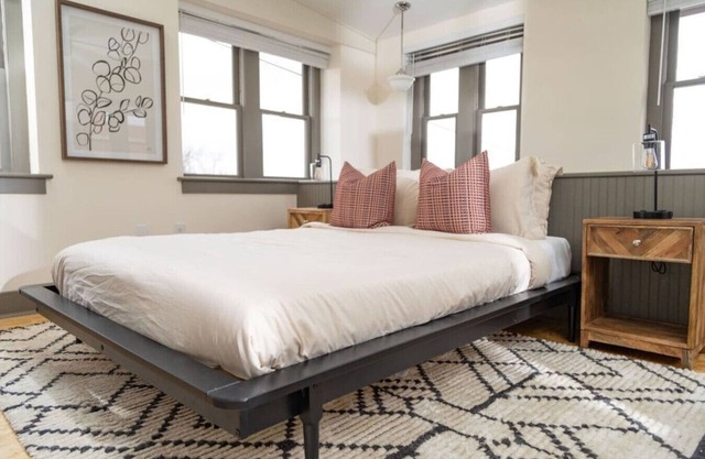 Beautiful Loft w/Sleek Furnishings Near Downtown
