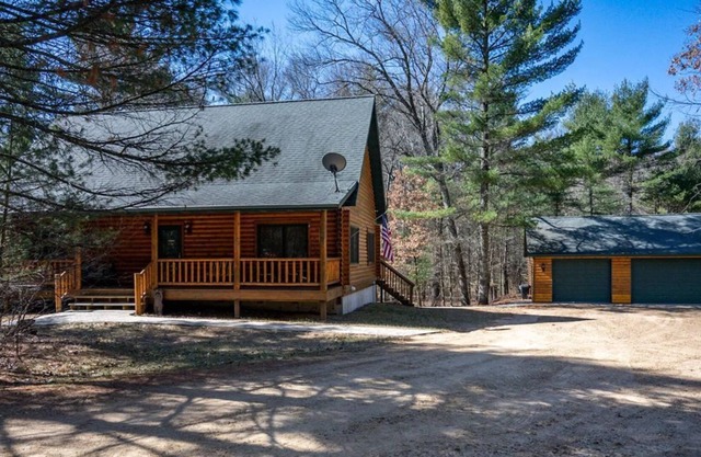 Beautiful Log Cabin Style House 10 min from Petenwell Lake