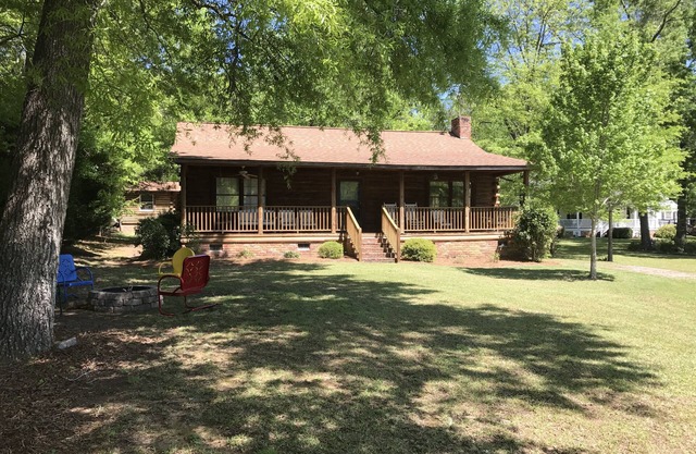 Beautiful Log Cabin with Private Dock and Boat Ramp