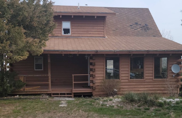Beautiful log home with a great view of the badlands national park.
