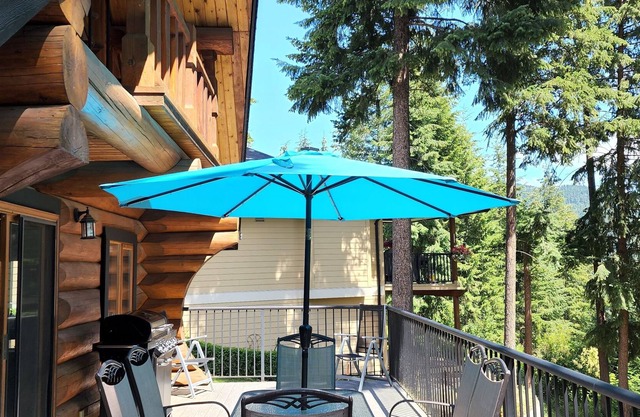 Beautiful Log House in the Shuswap-Sorrento, BC