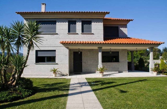 Beautiful luxury villa for up to 23 pax, with pool, garden and barbecue.