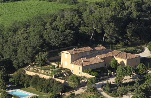 Beautiful manor with swimming pool and orchard facing the Provençal Colorado