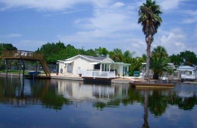 Beautiful & Meticulously Clean Waterfront Bungalow, with Pool!