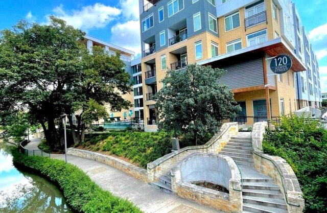 Beautiful Modern 1-Bedroom 1-Bath Apartment- On the Riverwalk
