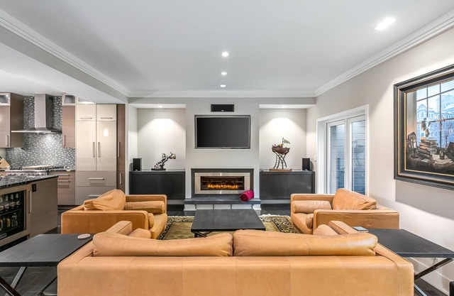 Beautiful & Modern 3-Bedroom Georgetown Home, Free parking
