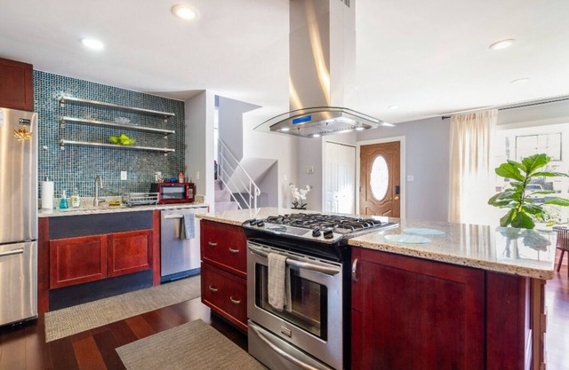 Beautiful Modern 4BR/2.5BA House in a Central Area in NoVA