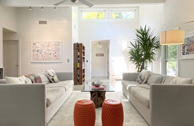 Beautiful modern beach house with swimming pool. 3 minutes from bay beaches.