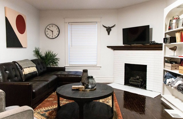 Beautiful Modern Downtown Kalamazoo Home- next to WMU and K College!