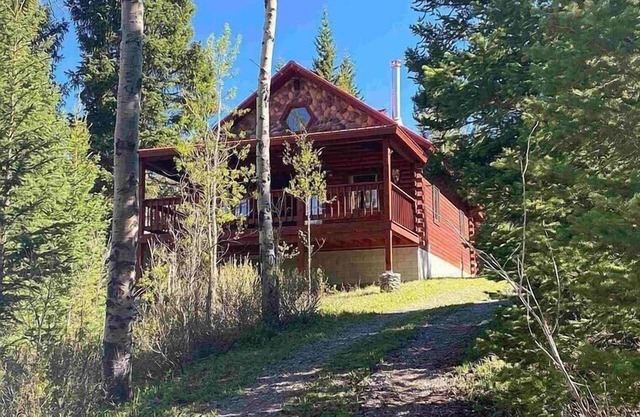 Beautiful Mountain Cabin near Tetons Yellowstone