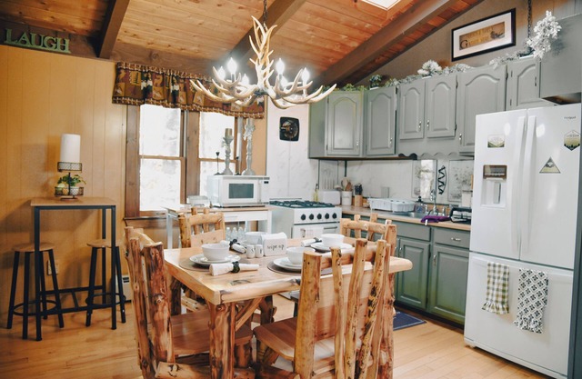 Beautiful Mountain Lake House cabin Getaway