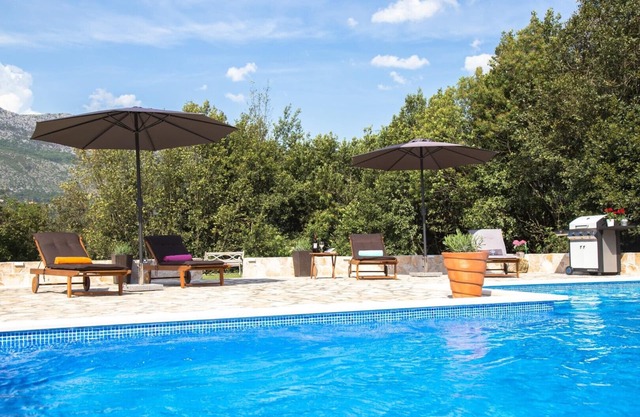 Beautiful mountain views, private swimming pool, and a 30 km drive to Dubrovnik!