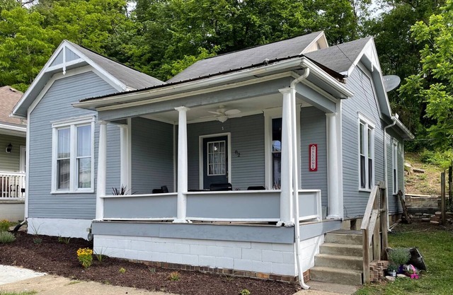 Beautiful Nelsonville Cottage near Hocking Hills area, close to Historic Square