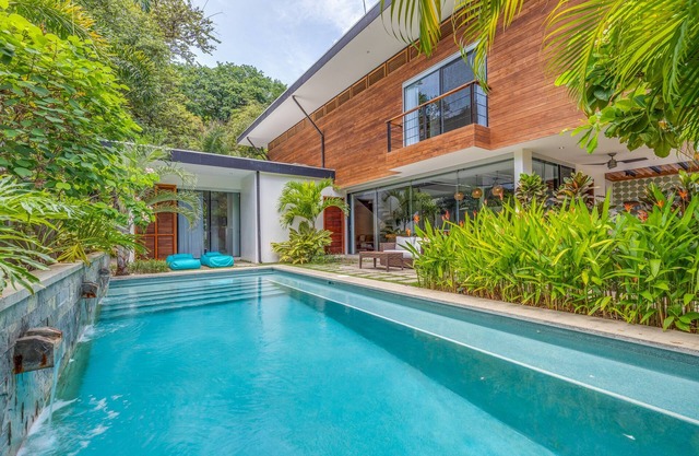 Beautiful New Modern Home, Centrally Located, Pool, only 300m to beach