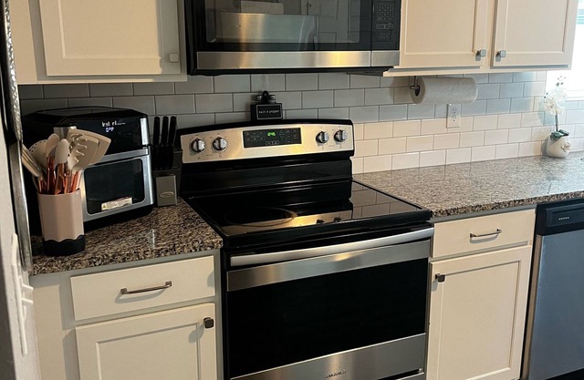 Beautiful Newer 2 story family Home close to the Airport