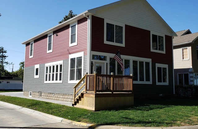 Beautiful Newer Park/Lakefront home!