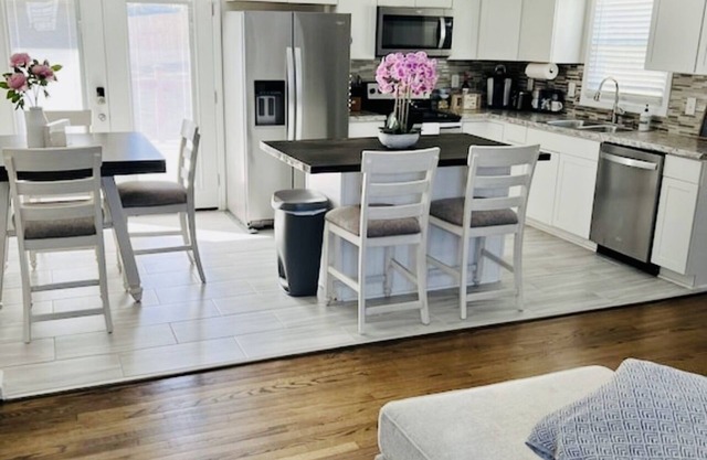 Beautiful Newly listed home, Newly Remodeled Home 5beds/sleeps 9 close to DT GSO