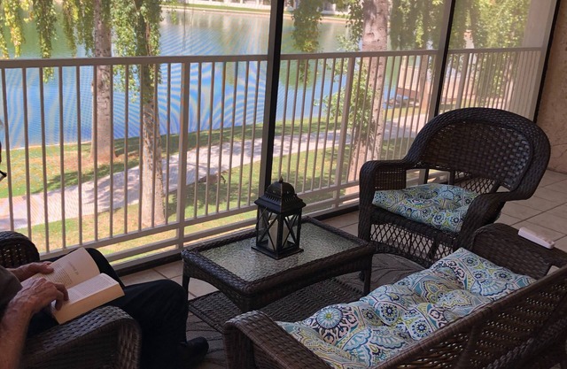 Beautiful, Newly remodeled 3 bedroom Lakefront, Heated Pool & Spa, Free Wi-Fi