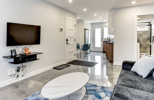 Beautiful Newly Renovated 2 Bedroom - Anjou