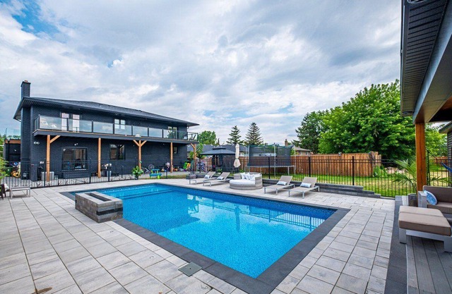 Beautiful Oasis In the city with Heated Pool