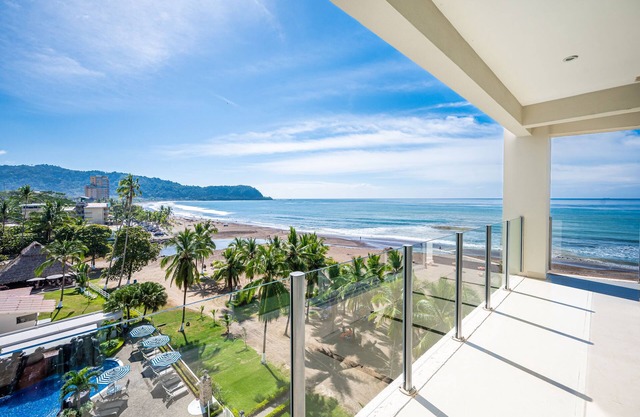 Beautiful Ocean Front, 6th Floor Condo-DiamonteDelSol