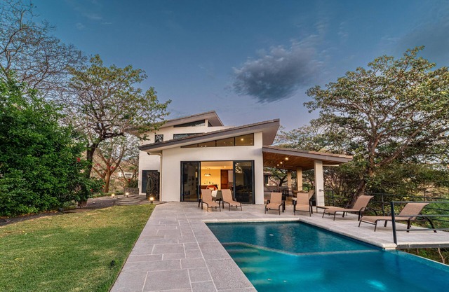 Beautiful ocean view home for large groups