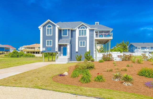 Beautiful oceanside home with pool, beautiful decor, WiFi, washer/dryer, AC