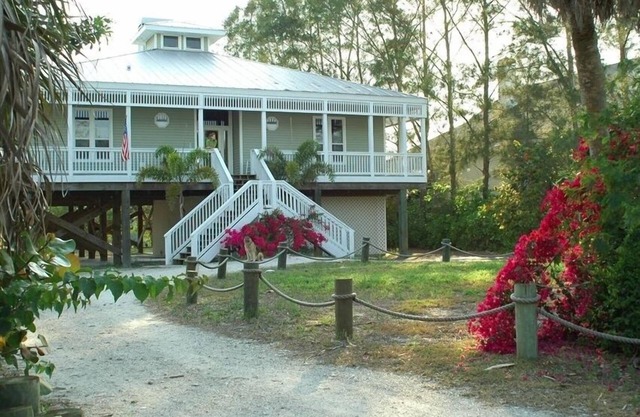 Beautiful Palm Island House! Walk2Beach. Pool, Spa, Kayaks, Bikes, Dock.Amazing!